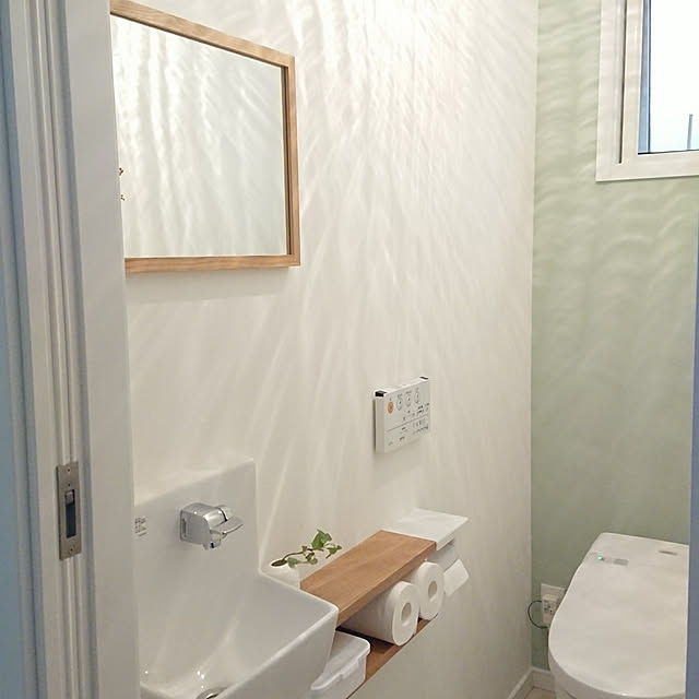 Bathroom,アクセントクロス,無印,無印良品,壁に付けられる家具,壁に付けられるミラー,壁に付けられる棚,トイレ,トイレ収納,トイレ収納DIY,シンプルインテリア,シンプルライフ,シンプルな暮らし,TOTOトイレ,TOTOネオレスト __home_m.の部屋