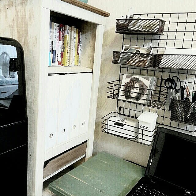 My Shelf,セリア,ダイソー,salut!,3COINS,キャンドゥ,100均,100円ショップ,プチプラ,インテリア,モノトーン,白黒インテリア,モノトーンインテリア,男前,男前インテリア,白黒,リビングの書斎,整理収納,収納,パソコンデスク,パソコンコーナー,ステーショナリー,ワイヤーネット,整理整頓,片付け,書類ケース,家計簿,家計簿スペース,本棚 tentenの部屋