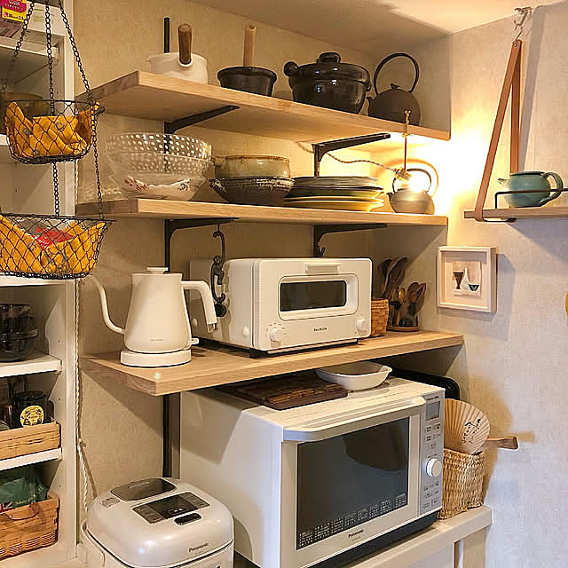 マルトクショップ,鉄瓶,バルミューダ,ブランチビットランプ,アイアンウォールシェルフ,ウォールシェルフDIY,キッチンインテリア,絵画のある生活,WALPA壁紙,カフェラテカラー,アクセントクロス,はがせる壁紙,ロイヤル棚柱,ガチャ棚,キッチン背面棚DIY,見せる収納,キッチン背面収納,キッチン,おうち時間を楽しむ,Kitchen mochi2usagiの部屋