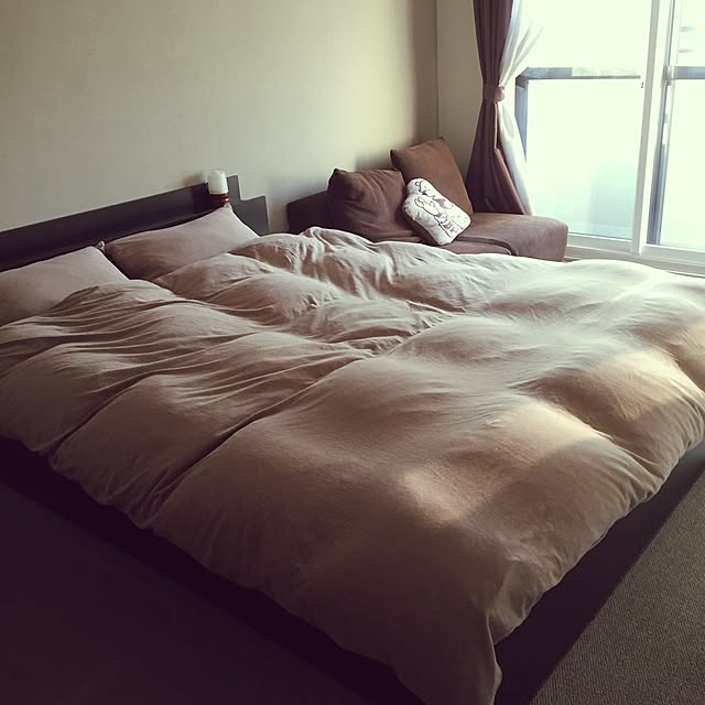 Bedroom,モダン インテリア,二重サッシ,寝室にソファ,寝室,無印良品のベッドカバー,無印良品 HOMIの部屋