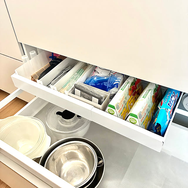 Kitchen,収納グッズ,収納見直し中,収納アイデア,伸縮スライドボックス,伸縮スライドトレー,深い引き出し収納,デッドスペース活用,突っ張り棒で収納,突っ張り棚,引き出しの中,引き出し収納,キッチン収納,キッチン,インスタ→h___m.z.k h___m.z.kの部屋