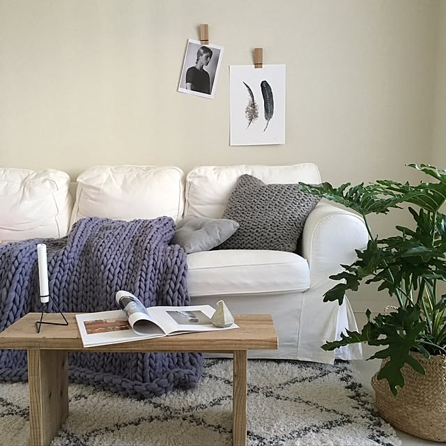Lounge,手編みブランケット,チャンキーニットブランケット,ウッドピンチ,フィロデンドロン セローム,セローム,フィロデンドロン,観葉植物,グリーンのある暮らし,MOEBE,IKEA,モノトーン,ポスター,H＆M HOME,WOODPRO,加工なし,ミックスインテリア,ラスティック,IKEAソファ,賃貸,ボヘミアン系北欧インテリア,一人暮らし uniuniの部屋