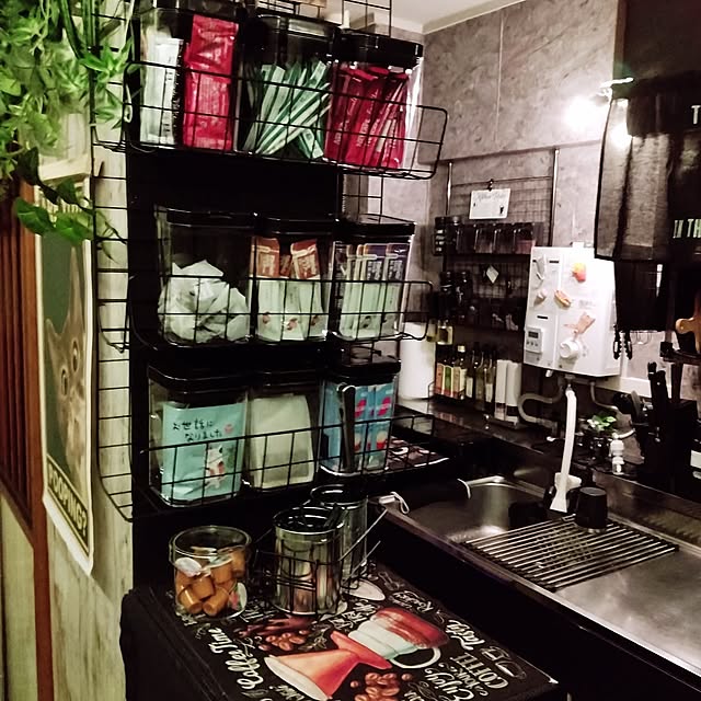 Kitchen,キッチン,団地,いつもいいねやコメありがとうございます♡,賃貸団地,団地住まい,モノトーンキッチン,ダイソー＆セリア♡,コメント嬉しいです♡ありがとう♡,フォロワー様900名 感謝です(^^),110円♫,集合住宅に住む,古い団地でも心地よい暮らし,モノトーンカフェ風,使いやすい♡,220円商品,ワイヤーネットDIY,カフェコーナー♡ runaの部屋