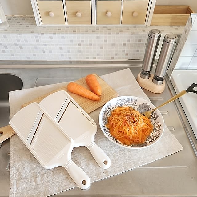 キッチン道具,賃貸でも楽しく♪,賃貸インテリア,賃貸,リメイク,キッチン棚DIY,キャニスター,100均リメイク,スライサー,にんじん,3COINS,電動ミル,Kitchen,ナチュラル,ホワイトナチュラル,キッチン収納,キッチン雑貨,時短家事 pinonの部屋