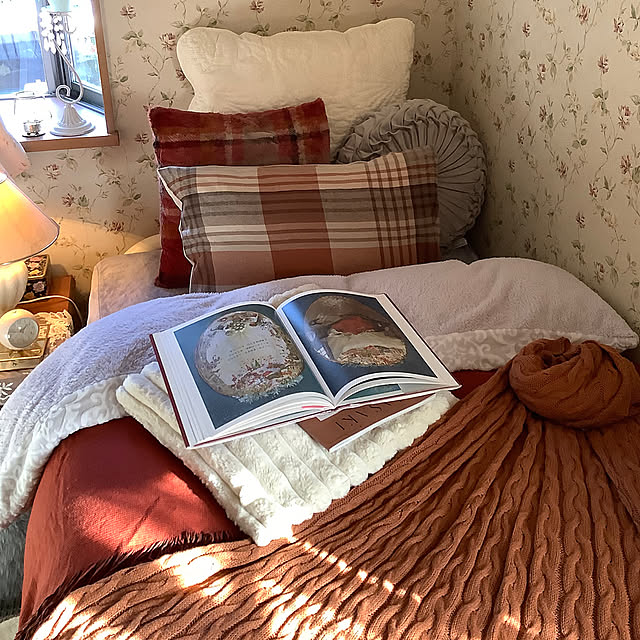 Bedroom,デコホーム枕カバー,デコホームクッションカバーロングファー,出窓,壁紙,ラグマット,ラグ,ニトリさんの円形クッションダリア,ニトリさんのフリーカバー,時計,クッション,テーブルランプ,デコホームクッションカバーリブファー,ディスプレイコーナー,デコホーム掛けふとんカバー,リラックス,枕カバー,飾り棚,オブジェ,ディスプレイ,癒し,ニトリ,クリスマス,冬,ディスプレイ棚,ライトアップ,冬支度,いいね&フォローありがとうございます♡,デコホーム,寝室 taeの部屋