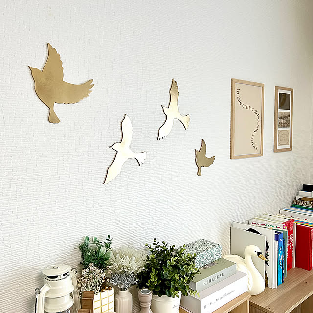 On Walls,キッズスペース,絵本,フォトフレーム,ウォールインテリア,ディスプレイ,3COINS,賃貸,こどもと暮らす。,こどものいる暮らし,造花,セリア,フェイクフラワー,セリアの造花 hsachikoの部屋