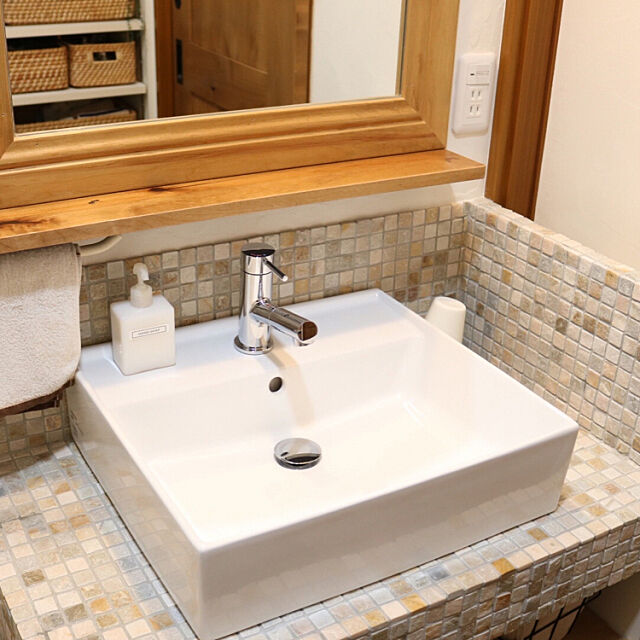 Bathroom,石貼り,モザイクタイル,洗面所,掃除,水周り,造作洗面台,シンプルに暮らす,自然素材の家 miomioの部屋