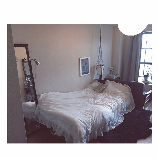 Bedroom,ベッドカバーは白が好き,乙女,フリフリ,賃貸でも楽しく♪,一人暮らし,白黒,賃貸,グレー,1K,縦長の部屋,狭い部屋 chiikokoの部屋