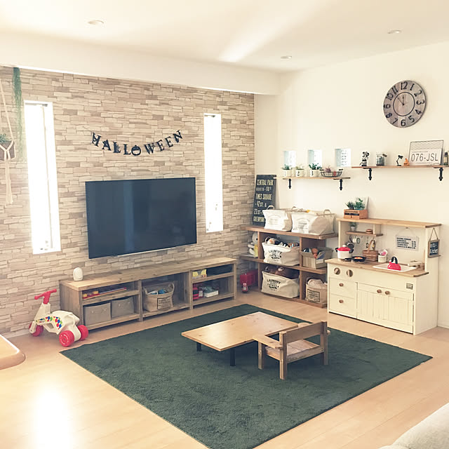 Lounge,niko and…,おもちゃ収納,無印良品ラグ,ベンチ DIY,棚DIY,おままごとキッチンDIY ,テレビボード,テレビ周り,ガラスブロック,時計,ハロウィン,壁紙,フェイクグリーン,イベント参加用,ダイソー,セリア,サンゲツSG1702,salut!,壁掛け,アクセントクロス,JJPROHOME,たくさんのいいねをありがとうございます♡ makiの部屋