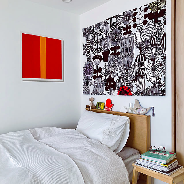 Bedroom,白いベッド,白い布団,marimekko ファブリックパネル,マリメッコファブリックパネル,マリメッコ,マステでイメチェン,マステアート,マステ,maste,赤色,ファブリックパネル,北欧好き,北欧 YYの部屋