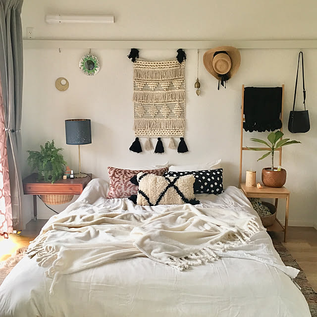 Bedroom,ガーゼ寝具,ガーゼケット,無印良品と暮らす,無印良品,Muji,イケア,boho chic,BOHOインテリア,mix style,グリーンのある暮らし,ベルベットクッション,ベニワレンクッション Kozueの部屋