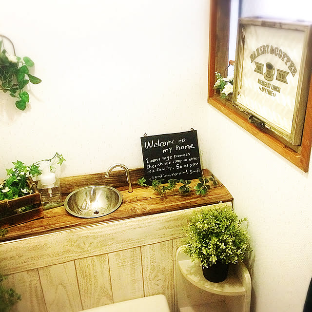 Bathroom,ウォールステッカー,窓枠,ダイソーのリメイクシート,リメイクシート木目調,リメイクシート,ステンレスボウル,生理用品収納,壁紙屋本舗,プラダン,壁紙,ダイソー,キャンドゥ,アイアンバー,IKEAのフェイクグリーン,タンクレストイレ風,タンクレスDIY,プラダンDIY,黒板,フェイクグリーン,タンクレス風DIY,セリア,IKEA osakanaの部屋