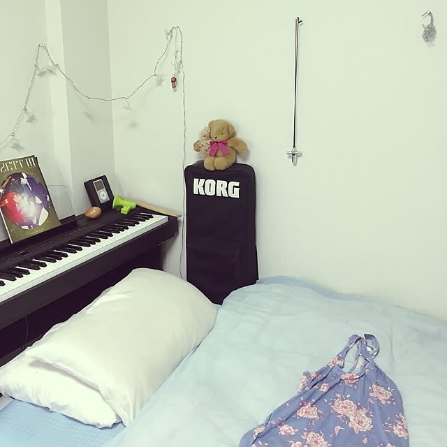 Bedroom,エッグマラカス,電子ピアノ,シルク枕,ニトリNクール,サンバホイッスル,自宅スタジオ風,一人暮らし greenの部屋