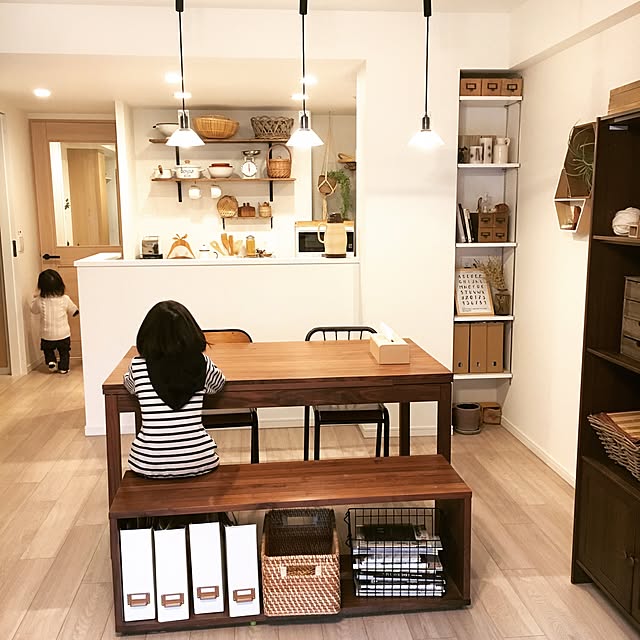 Lounge,無印良品,ダイニングテーブル,キッチンカウンター,ペンダントライト,飾り棚,カリモク家具,KITONO,IG→kikilala.003,IKEA,DIY,アクタス,ナチュラル,こどもと暮らす。,収納,定点観測,ニトリ 積み重ねバスケット,ニトリ ワイヤーバスケット kikilalaの部屋