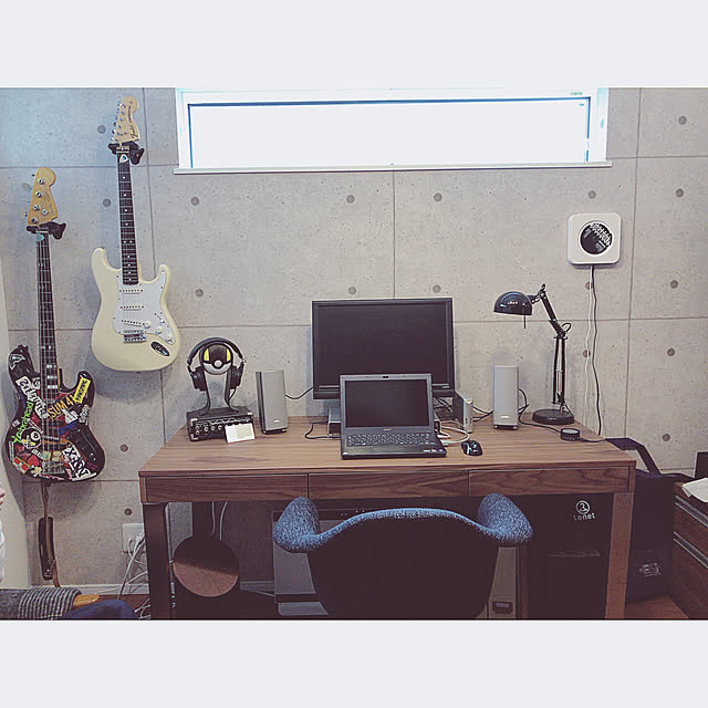 My Desk,書斎,イームズチェア,IKEA ライト,無印良品 CDプレーヤー,打ちっ放し風クロス,アクセントクロス,ギター,ベース,パソコン,デスク周り,いつもいいねやコメありがとうございます♡,RCの出会いに感謝♡ sippoの部屋