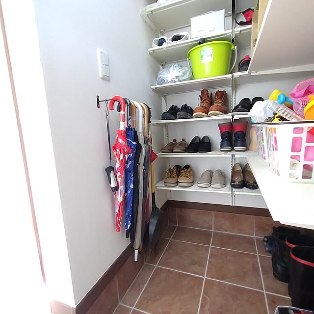 Entrance,新築の参考に,コンパクト,５人家族,新生活,こどもと暮らす,気分は平屋,ホワイトフローリング,シンプル,白茶,ミニマリストに憧れて,セリア,傘,アイアンバー,土間収納,南海プライウッド,シューズクローク,物置 hinataの部屋