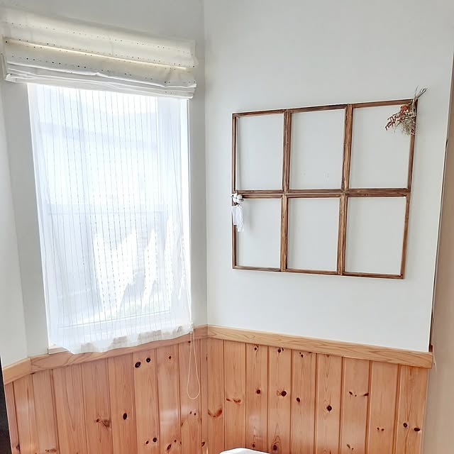 Lounge,カーテン,シェードカーテン,レースカーテンは手作り,seriaリメイク,木枠DIY,B5フォトフレームで♪,DIY,DIY女子,DIYのある暮らし,salut!,スツール,スツール収納,カフェ風インテリア,腰壁のあるリビング feuileの部屋