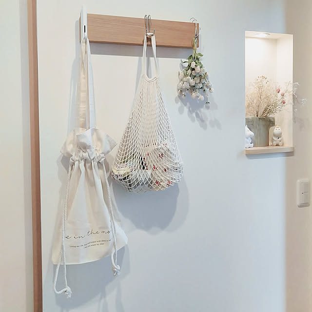 Entrance,エコバッグ,イベント参加用,無印良品 壁に付けられる家具,ダイソー,エコバッグ置き場,ネットバッグ,メッシュバッグ,ムーミン,ニッチ,かすみ草ドライ,千日紅のドライ制作中,リサラーソンワードローブシリーズ,100均 h.t.の部屋