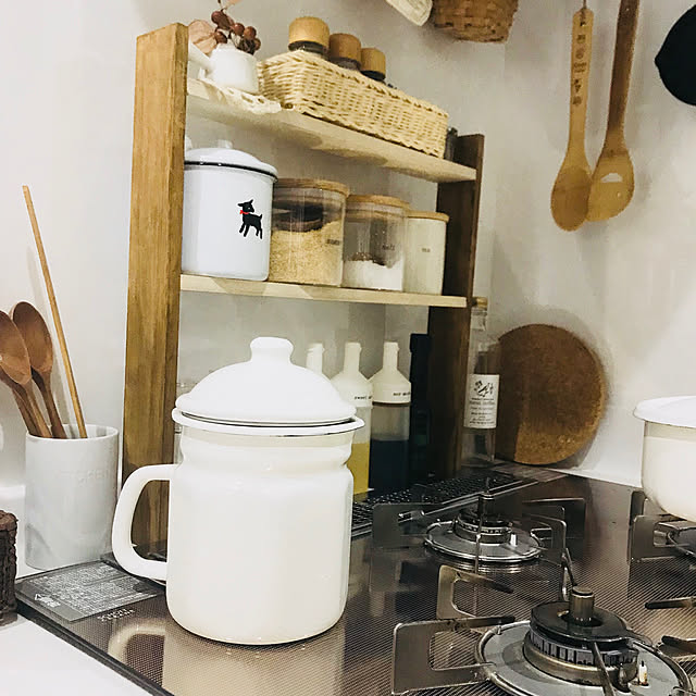 Kitchen,調味料ラックDIY,セリアの調味料入れ,ダイソーの調味料入れ,ニトリのオイルポット,ホーロー大好き,シンプルインテリア,ナチュラルインテリア,インターデコハウス,白が好き,カゴが好き,ダイソー,セリア,ミンネ販売中,プロフィールからminneいけます akiraの部屋