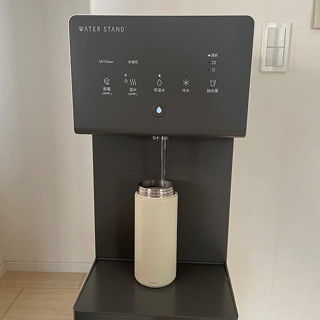 暮らしのハンドブック2023,ウォーターサーバーのある暮らし,ウォータースタンド,ウォーターサーバー,浄水器,ホワイトインテリア,白黒,シンプルモダン,モノトーン,モノトーンインテリア,グレーインテリア,COWAY,Kitchen 4kidsmomの部屋