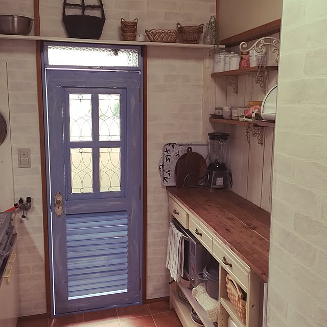Kitchen,団地のキッチン,勝手口に網ドア,ラティスをリサイクル,ノブは、フック,窓フィルム,網戸DIY,網戸,セリア,壁紙屋本舗,DIY,SPF材,手作り,団地,狭い,板壁DIY！,ストウブ鍋,端材 Keikoの部屋