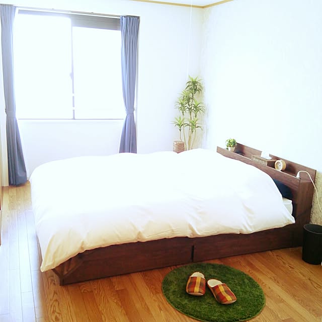 Bedroom,ナチュラル,2LDK,ニトリ,シンプル,フェイクグリーン,観葉植物,賃貸,ラグ,円形ラグ,ベッド,ダブルベッド,ごみ箱,テッシュケース,布団,スリッパ,置時計,寝室,ベッドルーム,6畳 tukudaniの部屋