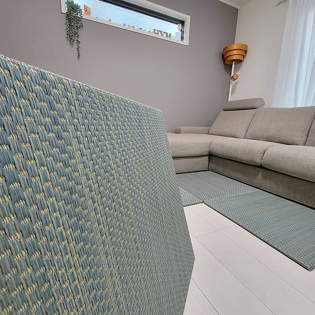 Lounge,RoomClipショッピング,イケヒコ・コーポレーション,イケヒコい草ラグ,置き畳,置き畳ルル,置き畳ルル・ブルー,イケヒコ,夏用ラグ,訪問ありがとうございます♡,コメントお気遣いなく♡,建売だけど心地よく,アクセントクロス,すべり出し窓,すべり出し窓ディスプレイ,ニトリのカウチソファ,スタンドライト suzuの部屋