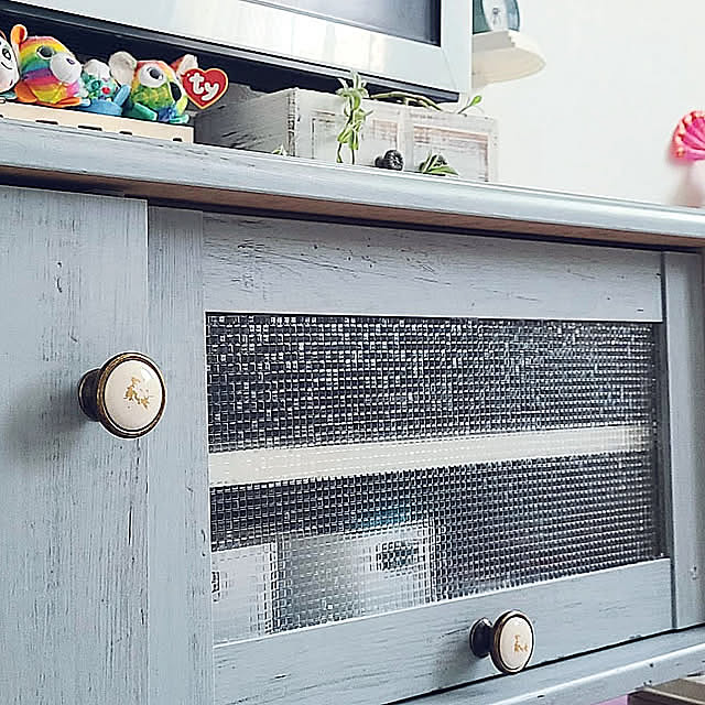 Lounge,10分でできる,狭小住宅,好きに囲まれる暮らし,フレンチカントリー,ハンドメイド,しあわせを感じます,狭くてもあきらめない,シャビーシック,ベルメゾン,テレビチェスト,壁付け,ブルーインテリア,モザイクガラス風,リメイクシート,セリア,モザイクガラスシート kawaiiouchi-labo.akiの部屋