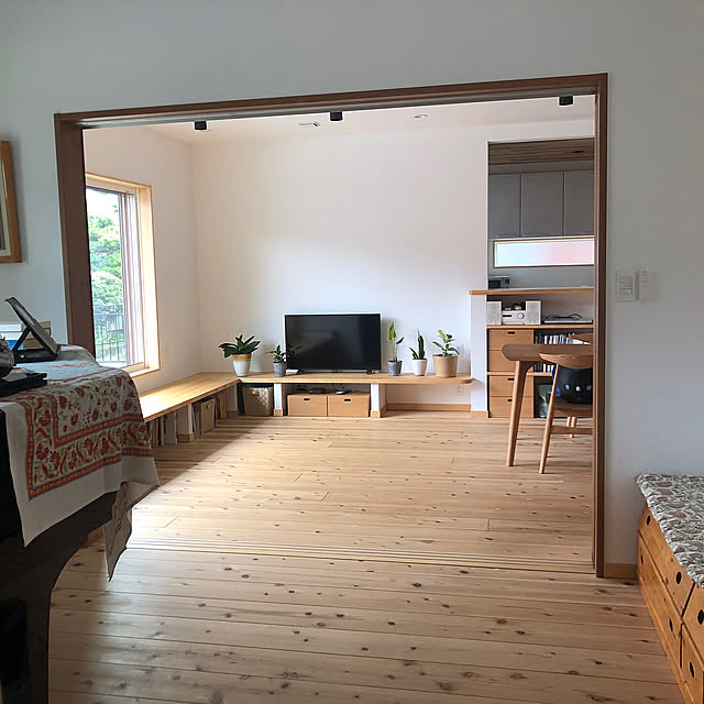 Lounge,造作テレビ台,造作ベンチ,漆喰壁,杉床,暮らしの投稿,新築・リフォームのこだわりリビング編 todonekomaiの部屋