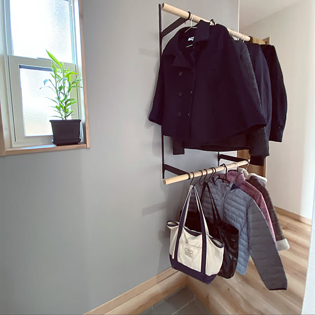 上着収納,上着掛け,イベント参加します♡,グリーン,グリーンのある暮らし,可動棚,コート掛け,玄関,アクセントクロスグレー,シューズクローク,コートハンガー,子供のいる暮らし,子供と暮らす,ナチュラルな暮らし,Entrance shiho-home.の部屋