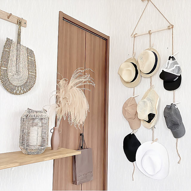 帽子収納,シンプルインテリア,DIY,ナチュラルインテリア,見せる収納,DIYシェルフ,ミックスインテリア,いいね、フォロー本当に感謝です♡,夏の模様替え,北欧インテリア,夏,北欧インテリアに憧れる,帽子ディスプレイ,海外インテリア,BOHOインテリア,ねこと暮らす,ウォールナット,シンプルナチュラル,海外インテリアに憧れる,ねこのいる暮らし,Hanging Hat Rack,注文住宅,シンプルモダン,コメントお気遣いなく♡,見せるディスプレイ,On Walls,模様替え,WIC,花瓶 chibi76の部屋