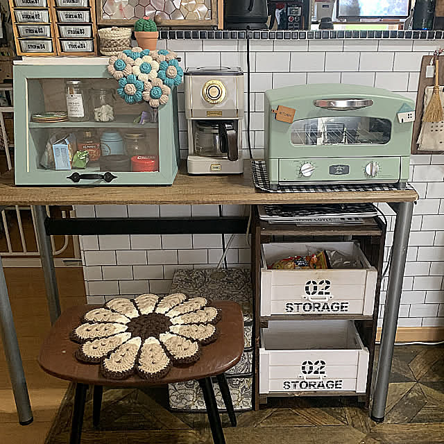 アラジントースター,カフェ風インテリア,ショーケースDIY,ピスタチオグリーン,お花の座布団,キッチン家電,Kitchen,コメントスルーで大丈夫です♡,スノコDIY Fumiの部屋