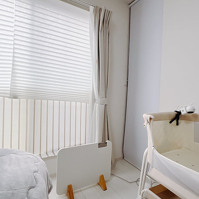 Bedroom,寝室の窓,寝室,赤ちゃんのいる暮らし,パネルヒーター,断熱パネル,山善,プリーツスクリーン,ショッティス,IKEA,サイズオーダー,ロールスクリーン,ロールカーテン,びっくりカーペット,寒さ対策 chanduの部屋