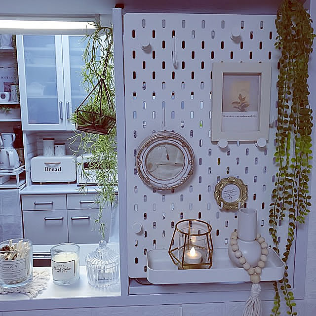 いつもいいねやコメありがとうございます♡,見てくれてありがとうございます♡,フェイクグリーン,IKEA 雑貨,ホワイトインテリア,有孔ボードディスプレイ,有孔ボード,木目調リメイクシート,フラワーベース,キャンドルライト,アロマディフューザー,アロマキャンドル,ブレッドケース,リビングからの眺め,海外インテリア,韓国インテリア,棚リメイクシート,八幡ネジ cocoaの部屋
