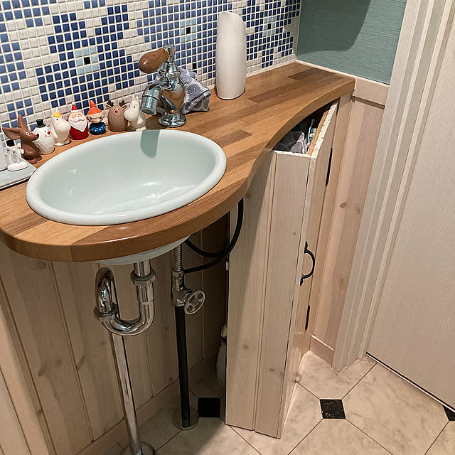 Bathroom,腰壁,マイキーのスリッパ,ムーミン,ブルーの壁紙,ウニッコもどき,カウンター下収納,デッドスペース,クリスマス mkmkmoominの部屋
