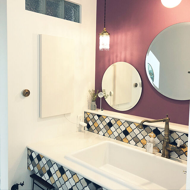 Bathroom,丸い鏡,実験用シンク,トグルスイッチ,ガラスブロック,コラベルタイル,アクセントクロス Natsumiの部屋