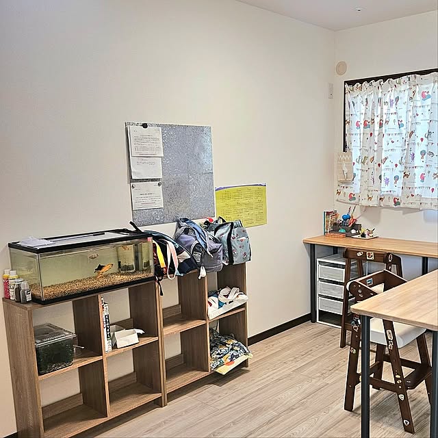 Overview,子どものいる暮らし,子どもと暮らす,セリア　ブリキプレート,マグネットボードDIY,新一年生,学習スペース,リビング学習,キッチン横,L字デスク,学習デスク,学習机,金魚,DIY,水槽,IKEA,イケア,本棚 RAMIEの部屋