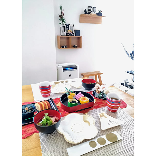My Desk,お正月インテリア,デッドスペース活用,フラワーアレンジメント,フェイクフラワー,プチプラ雑貨,マリメッコ ファブリックパネル,フラワーベース,100均アイテム,抜け毛取りクリーナー,お正月ディスプレイ,白黒インテリア,ニトリウォールシェルフ,nobiko先生,おせち料理,お正月,お正月料理,おせち,お雑煮,使い捨てのお皿,テーブルコーディネート,ジャパンディ,時短アイテム,洗い物を減らす,マグカップ,和テイスト,テーブルコーデ,81回目のmag掲載,2023.12.29 hihaの部屋