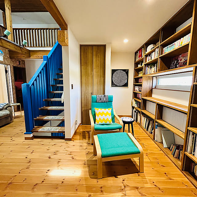 My Desk,マリメッコクッションカバー,オットマン,二階フリースペース,造作本棚,ポエング,プルーヌス　トレー,サイドテーブルがわり,木製家具,IKEA,スツール,北欧,北欧インテリア,北欧風,ヨハンナグリクセンパズルマット maric323の部屋