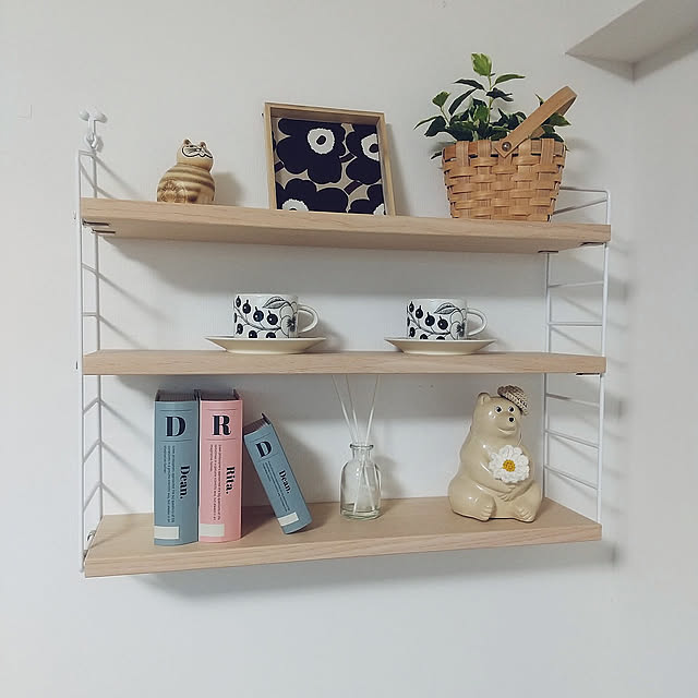 My Shelf,100均,子供のいる暮らし,マンション暮らし,シンプルインテリア,すっきり暮らしたい,北欧インテリア,しろくま貯金箱,セリア,ストリングシェルフ,ストリングポケット,マリメッコ,フェイクグリーン,ニトリ,アラビア ブラパラ,サワデー香るスティック,ダミーブック,リサラーソンのネコ,マスク収納 Sakuraの部屋