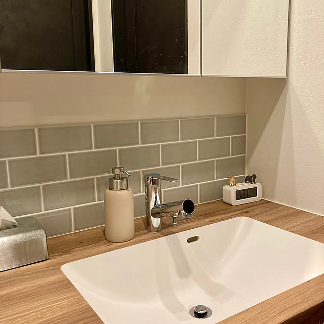Bathroom,アイカ スタイリッシュカウンター,ハンドソープボトル,三面鏡,洗面タイル,造作洗面台,洗面台,洗面所グッズ,ナチュラル,インダストリアル kokonanaの部屋