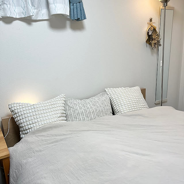 Bedroom,IKEAベット,ベット周り,ベットルーム,IKEA,ホワイト,花のある暮らし,シンプルな暮らし,間接照明,シンプル,枕 カバー lzumikuの部屋