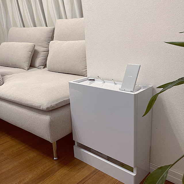 配線収納,配線,充電コーナー,充電ステーション,配線隠し,シンプルモダン,IKEA,ホテルライクな暮らし,IKEAのソファー,Muji,ソーデルハムン,ミニマリスト,シンプルライフ,モダン,床にものを置かない,モノトーンインテリア,ホテルライク,シンプル,白が好き,モノがない,時短,白黒,シンプリスト,Lounge mujitanの部屋