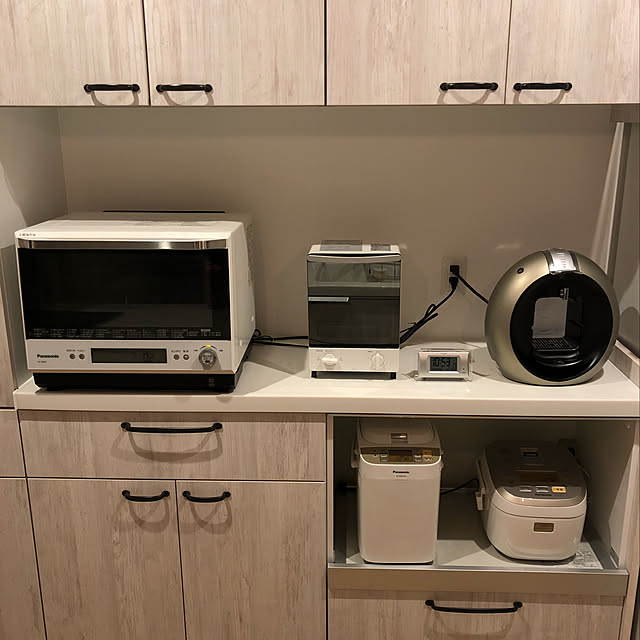 Kitchen,カップボード,家電,炊飯器,ホームベーカリー,オーブントースター,電子レンジ,ドルチェグスト,コーヒーメーカー,Panasonic 432-amの部屋