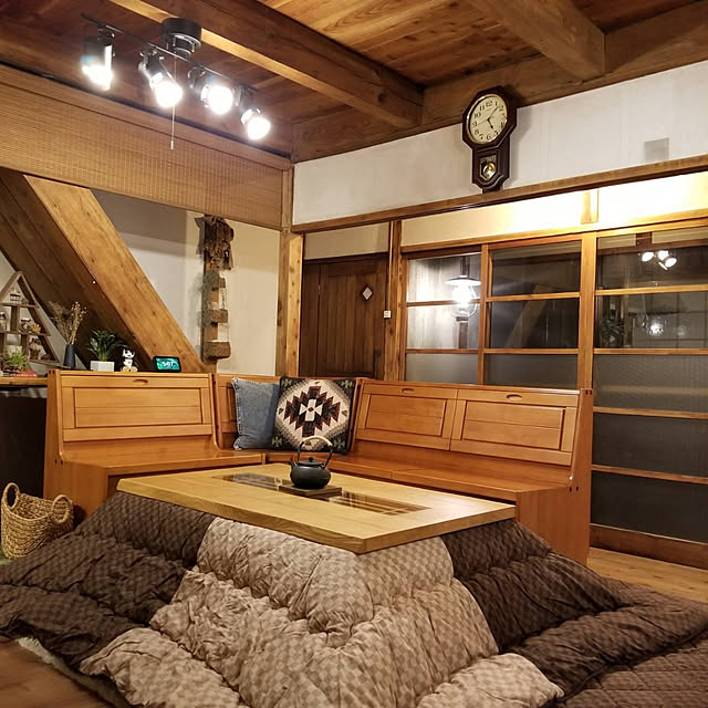 Lounge,こたつ,木製サッシ網戸,掛け時計,古民家,無言フォロー大歓迎です♡,木枠窓　網戸,シーリングライト,オイルランプ,古民家網戸,暖房器具,古民家diy,イベント参加します♡,木枠窓,昭和のお家,間接照明,空き家再生 kominka_Lifeの部屋