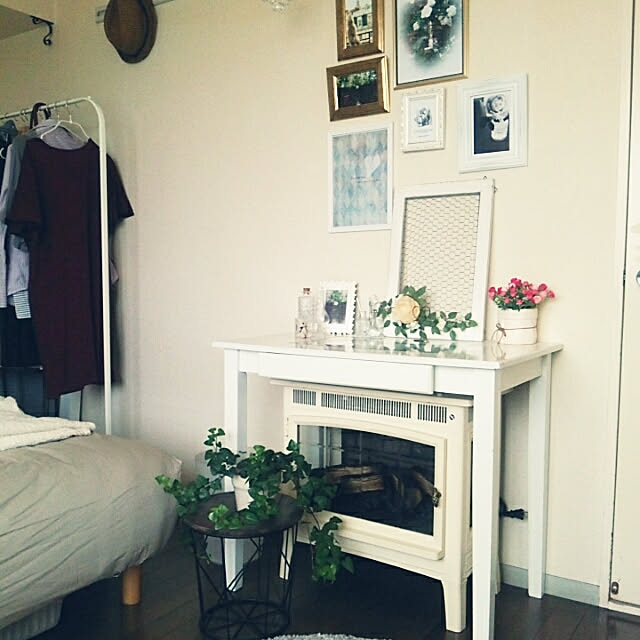 Bedroom,賃貸でも楽しく♪,賃貸アパート,Paris写真,観葉植物のある部屋,photo frame,パリのアパルトマンに憧れる,PHOTOWALL,グリーンのある暮らし,フレームディスプレイ,ニトリフレーム,QVC,IKEA izurinaの部屋