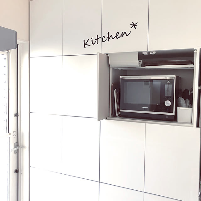 Kitchen,モノトーン,突っ張り棒で棚,つっぱり棒収納,ウォールステッカー　手作り,全面収納,デッドスペース有効活用♡,トレー収納,マスキングテープリメイク,ホワイト化,ビストロレンジ,キッチンペーパーホルダー,ダイソー Mamiyの部屋