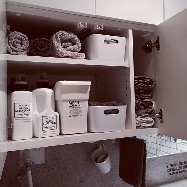 Bathroom,新商品買ったよ！,洗剤ボトル,モノトーン,ダイソーの洗剤ボトル,キャンドゥのラベルシール,洗濯ネット収納,ファイルボックス,タオル収納,洗濯機の上の棚,壁紙屋本舗,コンクリート風壁紙 irieriの部屋