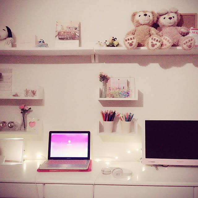 My Desk,フェアリーライト,ガーリー,雑貨,照明,デスク周り,Mac,ワークスペース,ウォールシェルフ,DIY,ニトリ,イルミネーションライト yuの部屋