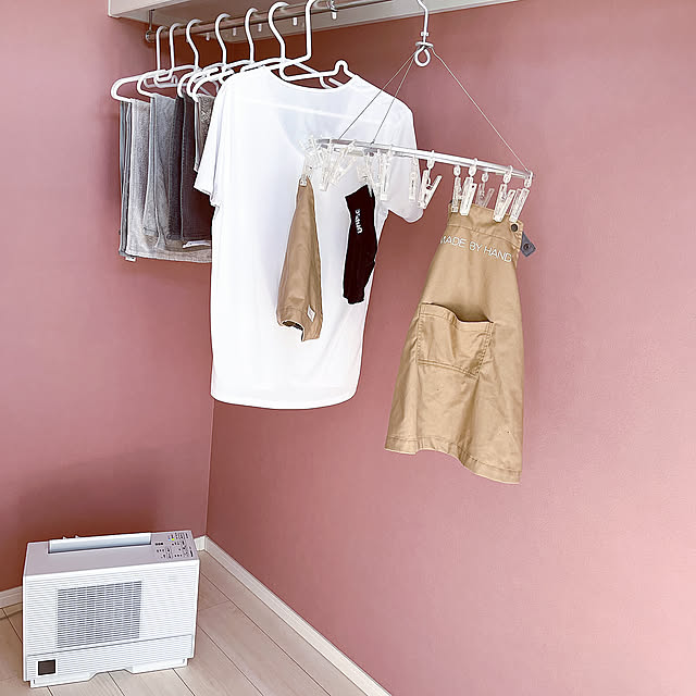 アクセントクロス,ピンクの壁,ナノイーX,衣類乾燥除湿機,カビ対策,部屋干し,パナソニック,シンプルインテリア,子どもと暮らす,ホワイトインテリア,室内干しスペース,すっきり暮らす,室内干し,子どものいる暮らし,室内物干し,ウォークインクローゼット,寝室,Bedroom uiiiiの部屋